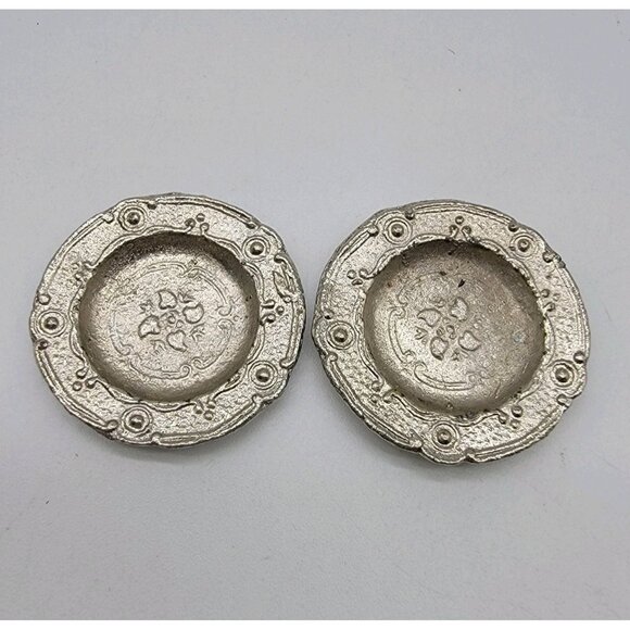 2PC 1:12 Scale Dollhouse Miniatures Metal Carved Plates Kitchen Dish Accessories - Picture 1 of 4